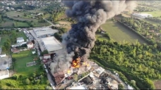 Kocaeli'de geri dönüşüm fabrikası yangını havadan dron ile görüntülendi