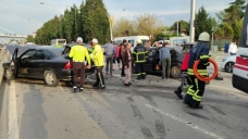 Kocaeli'de iki otomobil çarpıştı, yol trafiğe kapandı: 5 yaralı