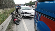Kocaeli'de motosiklet bariyerlere çarptı: 1’i ağır 2 yaralı