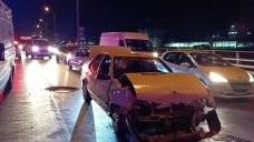 Kocaeli'de otomobil, kırmızı ışıkta duran araca çarptı: 1 yaralı