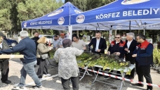 Körfez Belediyesi’nden mezarlıklarda fidan dağıtımı