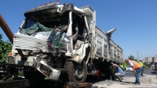 TEM’de kamyon tıra arkadan çarptı: 1 yaralı