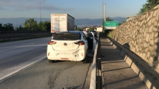TEM'de polisten kaçan aracın sebep olduğu kazada 2 kişi yaralandı