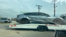 Tesla'ya Ambulans çarptı
