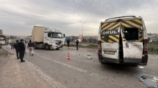 Tır ile çarpışan işçi servisinde 8 kişi yaralandı