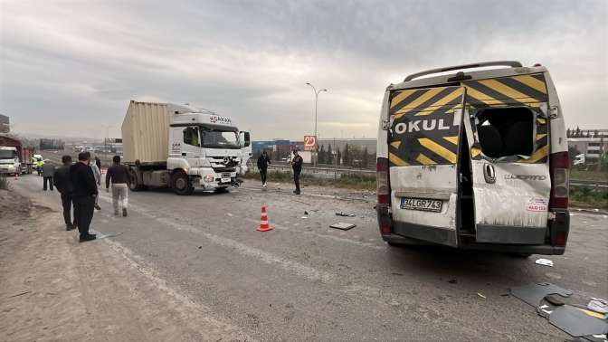 Tır ile çarpışan işçi servisinde 8 kişi yaralandı