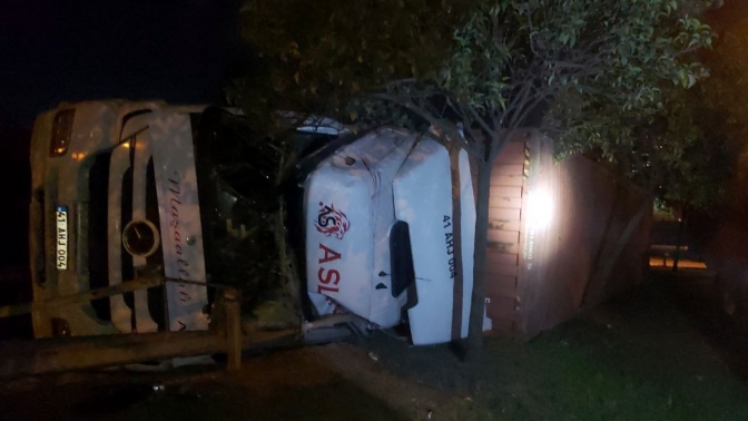 Tır sürücüsü hızını alamayınca araç yan yattı: 1 yaralı