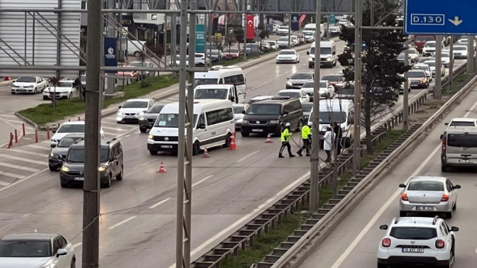 Tırın altında kalan motosiklet sürücüsü hayatını kaybetti
