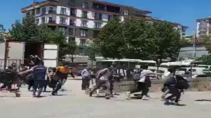 TIRın içinden 27 kaçak Afganlı çıktı