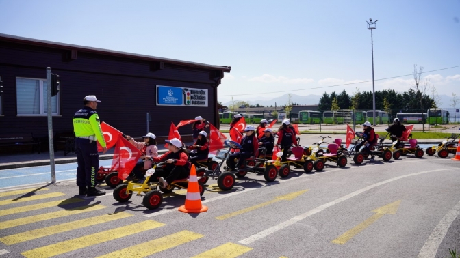 Trafik Eğitim Parkı’nda Türk bayrağıyla renkli kutlama