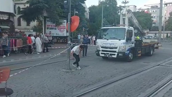Tramvay teli koptu, vatandaşlar aldırış etmeden yoluna devam etti