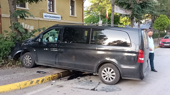 Turistleri taşıyan minibüs ağaca çarptı: 6 yaralı