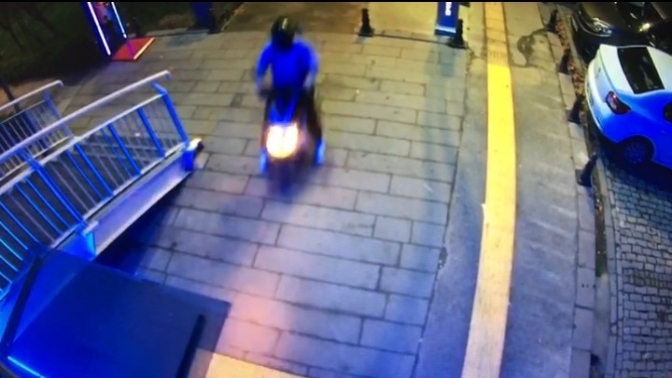 Üst geçit asansörüne motosikletle çarpıp kaçtılar