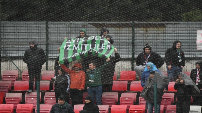 Vefakar Kocaelispor taraftarları takımını yalnız bırakmadı.