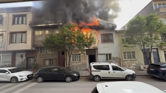 Yanan ahşap ev duvarı 2 itfaiye erinin üzerine düştü