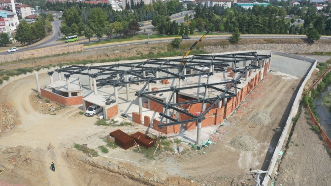 Yeni Gölcük terminal binasında çatı imalatı yapılıyor