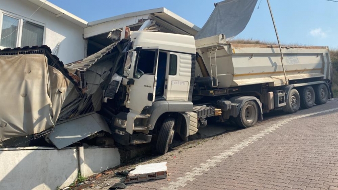 Yokuşta kayan kamyon dehşet saçtı