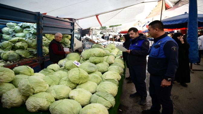 Çayırova Belediyesi Zabıta Müdürlüğü ekipleri semt pazarlarında denetim gerçekleştirdi.