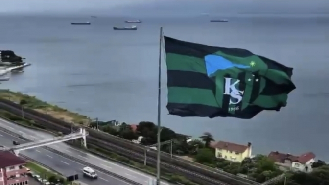 Kocaelispor’un Dev Bayrağı Dalgalanıyor
