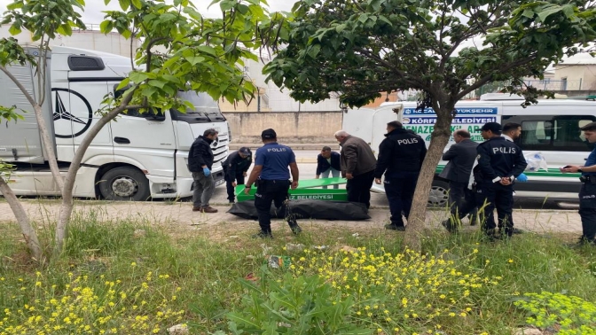 Tır sürücüsü araçta asılı halde ölü bulundu