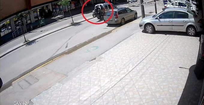 Körfez’de hafif ticari araca çarpan motosiklet takla attı.