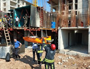 İnşatta fenalaşan işçiye vinç yardımıyla müdahale edildi