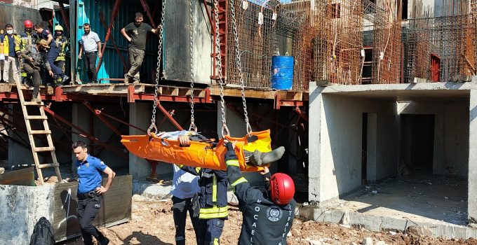 İnşatta fenalaşan işçiye vinç yardımıyla müdahale edildi