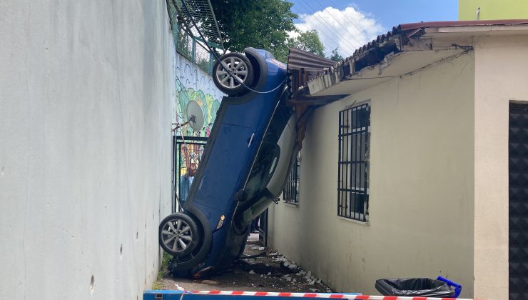 Otomobil okul bahçesine uçtu;1 yaralı