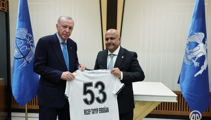 Başkan Durul’dan Cumhurbaşkanı Erdoğan’a Kocaelispor Forması Hediyesi