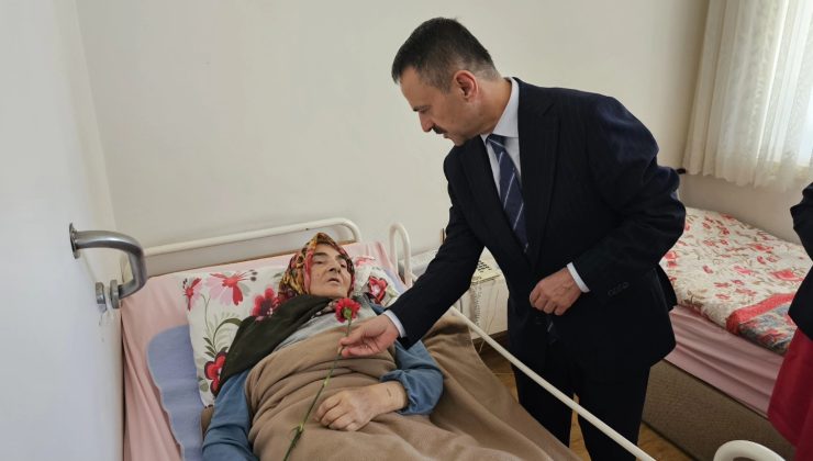 Vali Aktaş, Gölcük Huzurevi Sakinleriyle Bayramlaştı