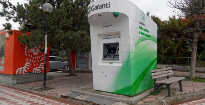İzmit’te ATM Çilesi: Vatandaş Saatlerce Para Çekemedi
