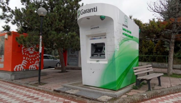İzmit’te ATM Çilesi: Vatandaş Saatlerce Para Çekemedi
