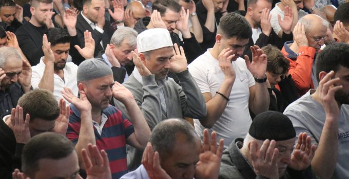 Kocaeli’de Bayram Coşkusu: Vatandaşlar Bayram Namazında Camileri Doldurdu