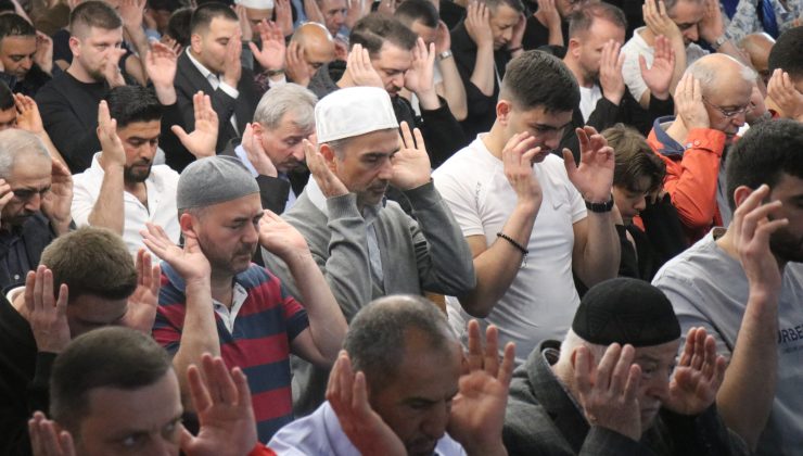 Kocaeli’de Bayram Coşkusu: Vatandaşlar Bayram Namazında Camileri Doldurdu