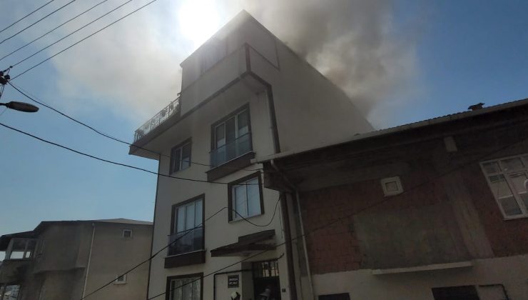 Gebze’de 3 Katlı Binanın Çatısında Yangın