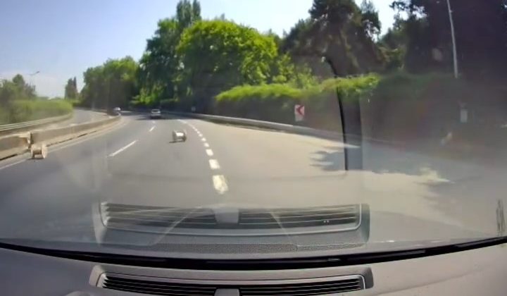 Tırdan Düşen Kablo Makaraları Yola Saçıldı