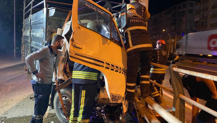 İzmit’te Feci Kaza: Kamyonet Yön Levhasına Çarptı, Sürücü Araçta Sıkıştı