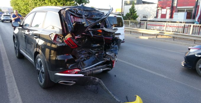 Ambalajı Bile Açılmamış Araca Kamyon Çarptı: Araç Hurdaya Döndü