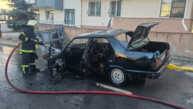 Seyir halindeki otomobil alev aldı