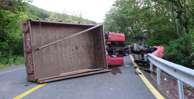 Traktörün altında kalan sürücü ağır yaralandı