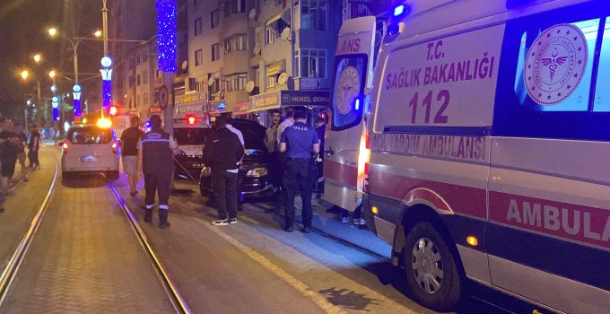 Alkollü sürücü tramvay yoluna daldı: 2 yaralı