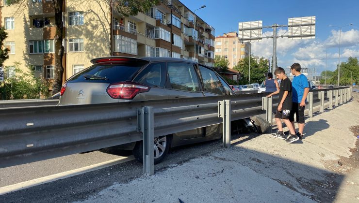 Kuruçeşme D-100’de otomobil bariyerlere çarptı