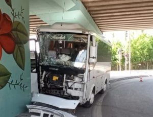 Servis aracı köprü ayağına çarptı, sürücü yaralandı