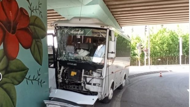Servis aracı köprü ayağına çarptı, sürücü yaralandı