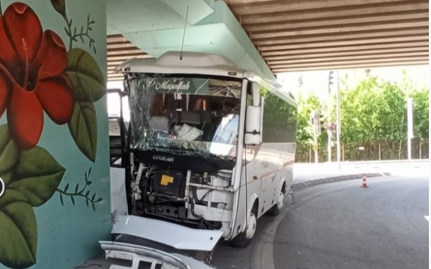 Servis aracı köprü ayağına çarptı, sürücü yaralandı
