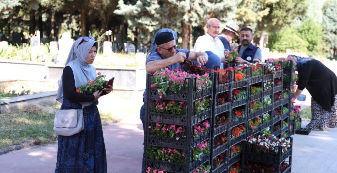 Kartepe Belediyesi’nden Mezarlıklarda Çiçek Dağıtımı