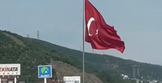 Kirazlıyalı’da Türkiye’nin En Büyük 2. Bayrağı Yeniden Göklere Çekildi!