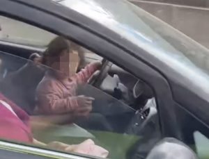 Küçük Çocuğunu Kucağına Alarak Araç Kullandı!