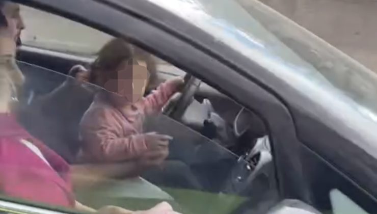 Küçük Çocuğunu Kucağına Alarak Araç Kullandı!