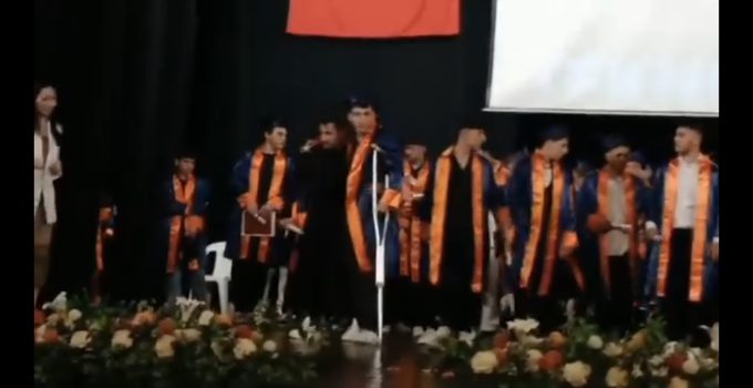 Tümör Tedavisi Gören Öğrencisini Mezuniyet Balosunda Sırtında Taşıdı